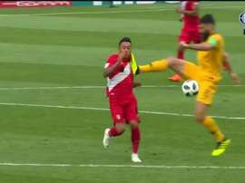 Jedinak recibió una amarilla por esta acción. Captura