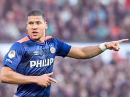 Jeffrey Bruma da órdenes en un partido con el PSV. Twitter