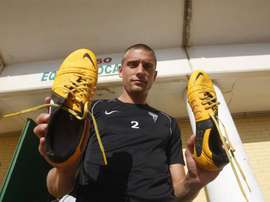 Jens Janse posing with shoes. CordobaFC