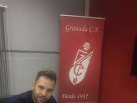 Jesús Fernández posa firmando su nuevo contrato con el Granada. Twitter