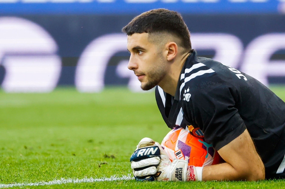Barca set to battle Arsenal for Espanyol keeper Joan Garcia