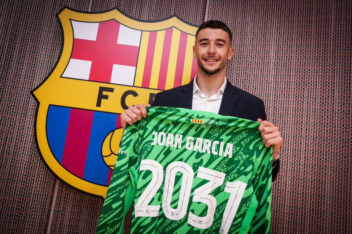 Joan García firma col Barcellona: "Sono qui per crescere e vincere"