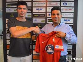 Joan Pallás firma su acuerdo con el Terrassa. TerrassaFC