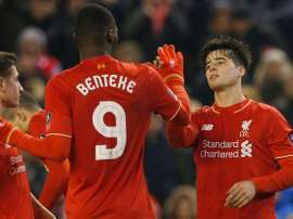 Joao Carlos Teixeira y Benteke, durante un partido con el Liverpool. AFP