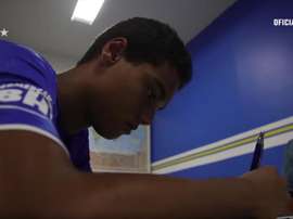 Joao Mendes firma il primo contratto. Captura/Cruzeiro