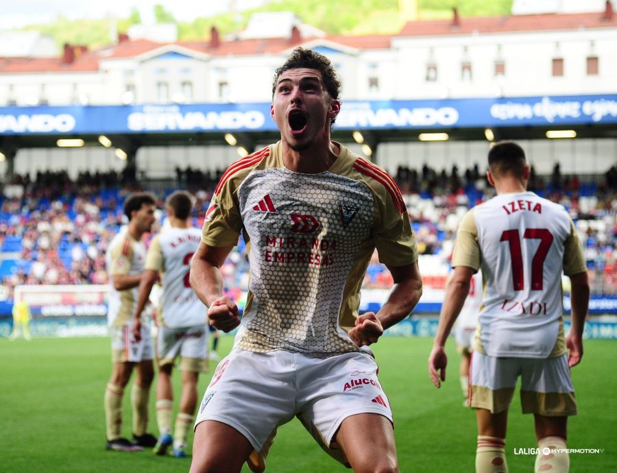 Panichelli da un puñetazo encima de la mesa