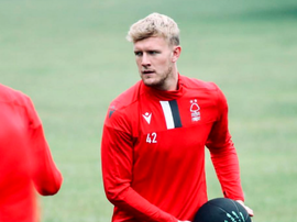 Il difensore del Nottingham J. Worrall, 22 anni, gioca in Championship. Twitter/NFFC