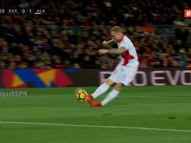 O momento do 'particular' chute de John Guidetti. Captura/beINSports