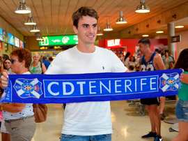 Jon Aurtenetxe, posa con la bufanda del Tenerife. Twitter