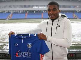 Benteke firmó contrato hasta final de temporada. Twitter/OldhamAthletic