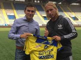 Legear posa con la camiseta del Sint-Truiden. Sint-Truiden