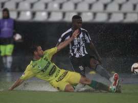El estado del campo impidió el buen juego. Twitter/Botafogo