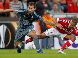 Jonny pelea por un balón con Dossevi, en el Standard-Celta de la primera jornada de la Europa League 2016-17. UEFA