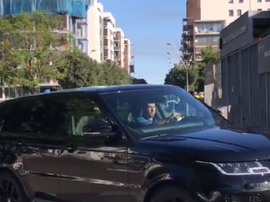Jordi Alba agora tem carteira de motorista. Captura/Twitter/DavidIbanez5