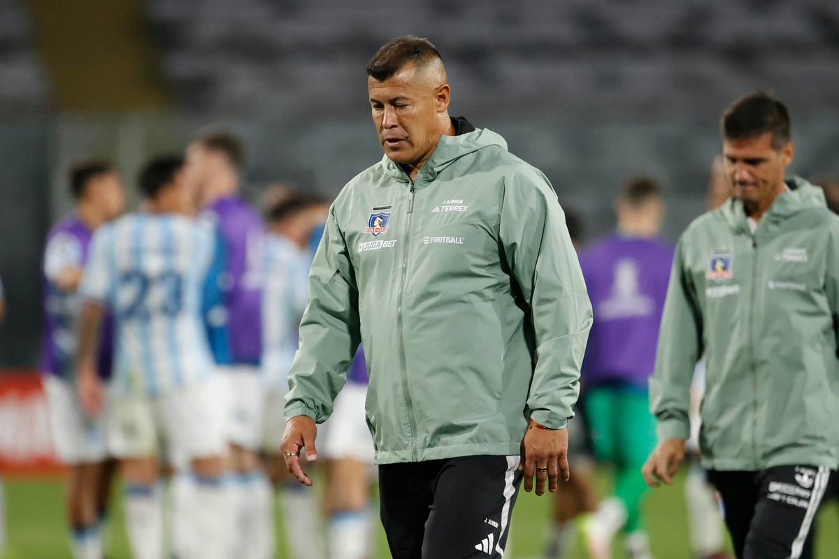 Colo-Colo ahonda su crisis y deja al borde del precipicio a Almirón