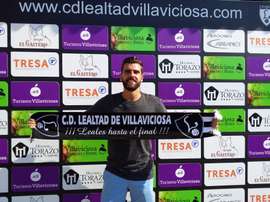 José Manuel Camporro Sánchez, 'Yosu', posando con la bufanda del CD Lealtad. CDLealtad