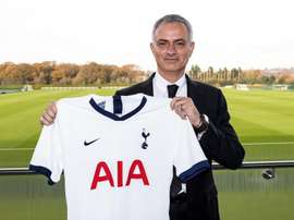 Il nuovo tecnico del Tottenham Mourinho. Twitter/SpursOfficial