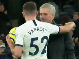 Mourinho dá a bola do jogo para o debutante Troy Parrott. Captura/DAZN