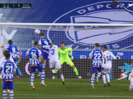 Uma cabeçada impecável de Joselu para fazer o Alavés sonhar. Captura/Movistar+LaLiga