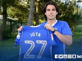 Jota Peleteiro se convirtió en el último refuerzo del Birmingham City. Twitter/BCFC