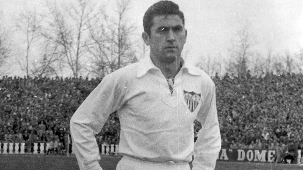 El 'Pichichi' de Arza, donado al museo del Sevilla - BeSoccer