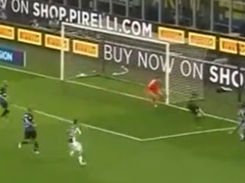 Cuadrado scored Juventus' second from an acute angle. Captura