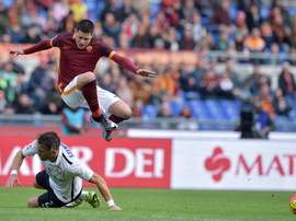 Juan Iturbe salta por encima de un contrario en el Roma-Atalanta. Twitter.