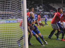 Jugador del Alavés y del Nàstic en un córner, en Mendizorrotza. Twitter