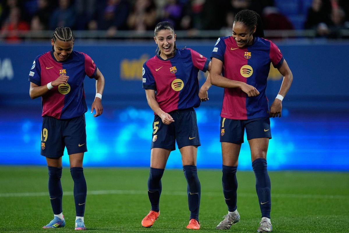 La reina marca los pasos al bailar