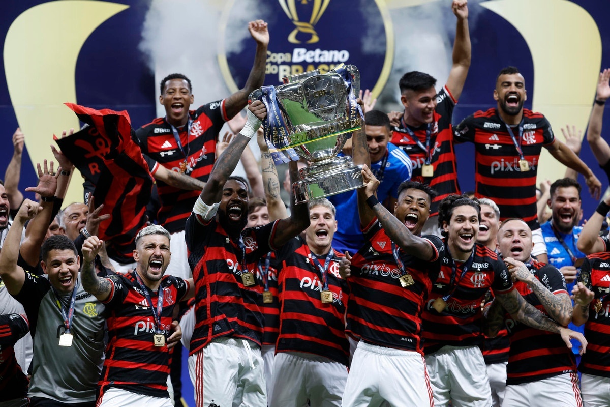 Flamengo celebra seus 129 anos e recebe homenagens de clubes em todo o mundo