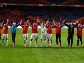 Jugadores de la Selección de la República Checa celebran un triunfo con su afición. UEFA