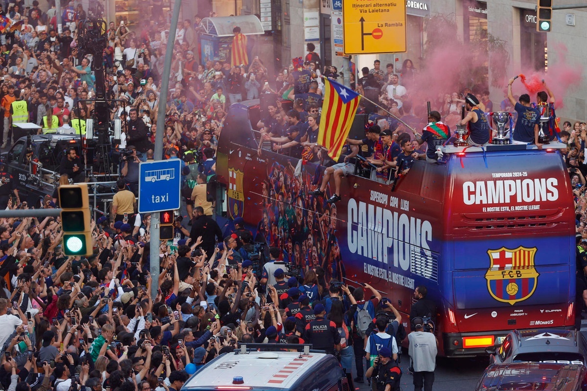 El Barcelona tiñó las calles de azulgrana para celebrar el triplete nacional