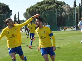 Javi Pérez, desde los once metros, rascó un punto para el Cádiz B. Twitter/Cadiz_CFCantera