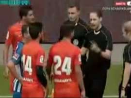 Jugadores del Málaga, tras la tangana con los jugadores del Hertha, dialogando con el árbitro. GOL