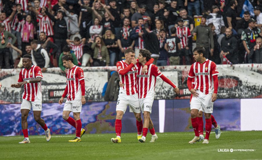 El Sporting sonríe en el duelo de históricos