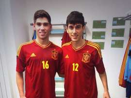 Kike Barja, a la derecha, en una foto con las categorías inferiores junto a Arellano. JulenArellano