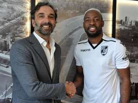 A apresentação de Junior Tallo pelo Vitória de Guimarães. Facebook/VSC