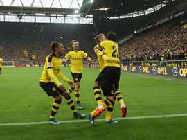 Kagawa abraza a Reus tras su primer gol de la tarde, con Aubameyang y Schmelzer corriendo para felicitarle. BVB