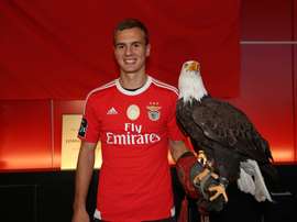 Kalaica posó con el águila del Benfica en su presentación con el club portugués. SLBenfica