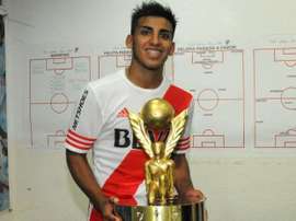 Kaprof posa con un trofeo en la etapa de River. CARPOficial