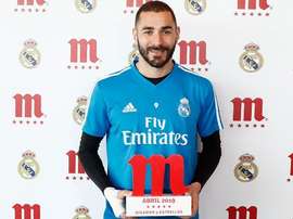 Karim Benzema with the 'Jugador Cinco Estrellas' award from Mahou. RealMadrid.
