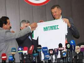 Katanec inició su nueva aventura. Twitter/SoccerIraq