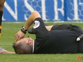 Keith Stroud resultó lesionado tras un choque con Chuba Akpom, jugador del Hull City. Twitter.