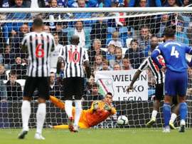 Kenedy perde pênalti em partida do Cardiff City e Newcastle. Twitter @gonzacepedav