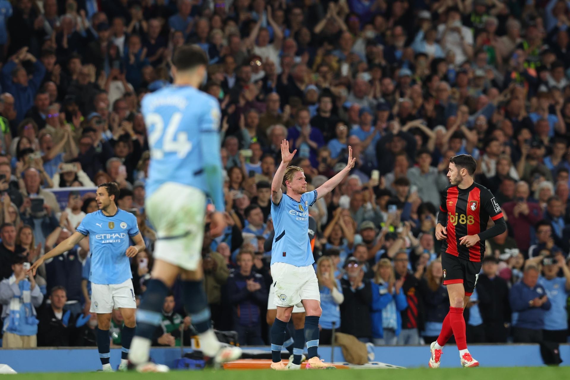 De Bruyne entorna la puerta para que pase Rodri