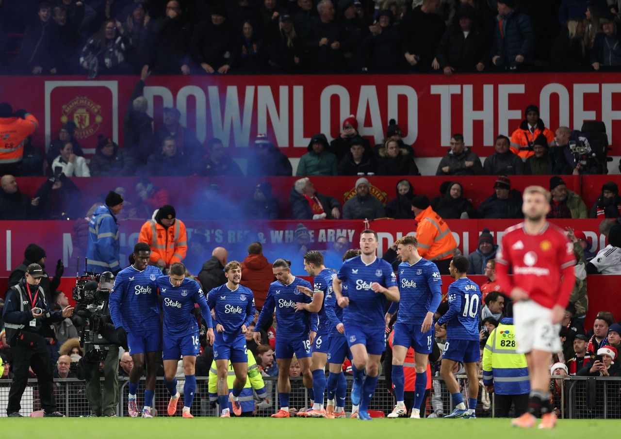 Everton shrug off bizarre red card to beat Man Utd