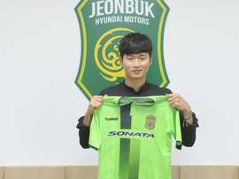 KIm Jin-Su posa con la camiseta del Jeonbuk Motors. JeonbukMotors