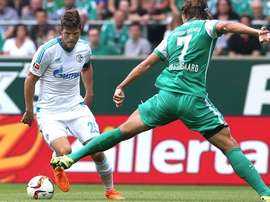 Klaas-Jan Huntelar se zafa de Vestergaard en el partido que enfrentó a su Schalke contra el Werder Bremen. Schalke04