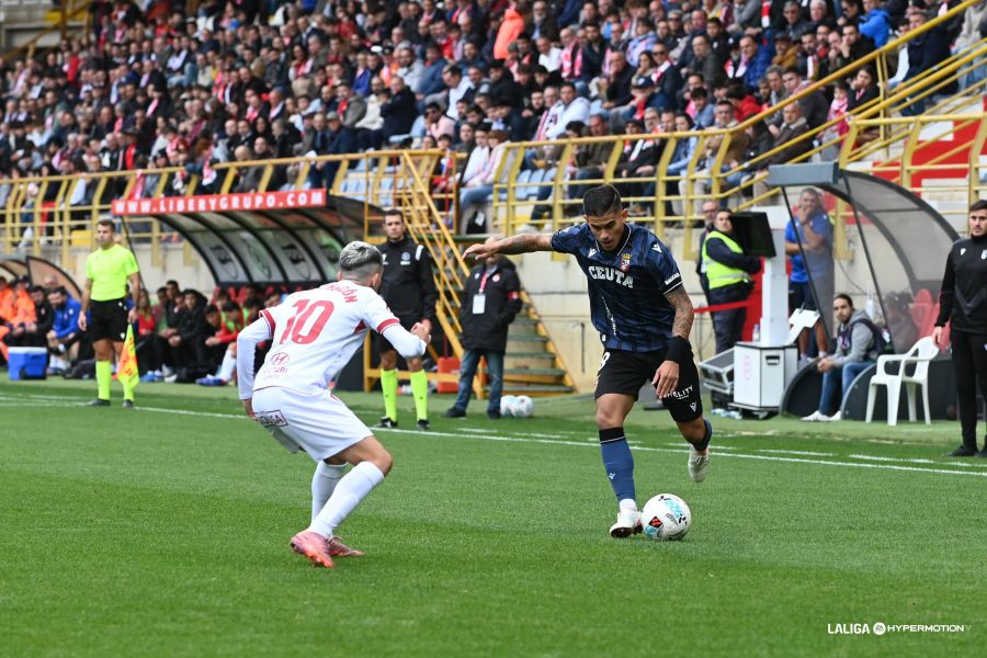 El hombre de los ascensos, entre su presente y su pasado