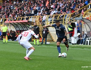 El hombre de los ascensos, entre su presente y su pasado